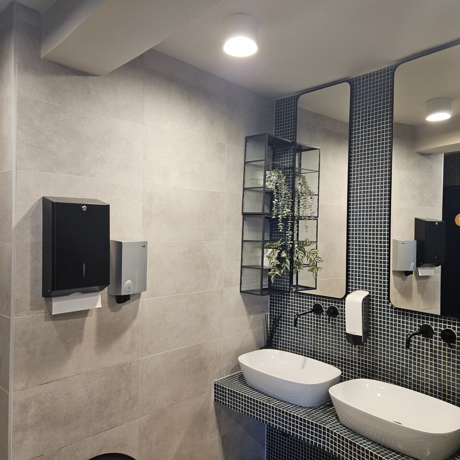 Badkamer met inloopdouche in Deurne door Smid Construct
